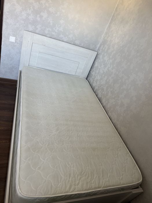 Кровать с матрацем