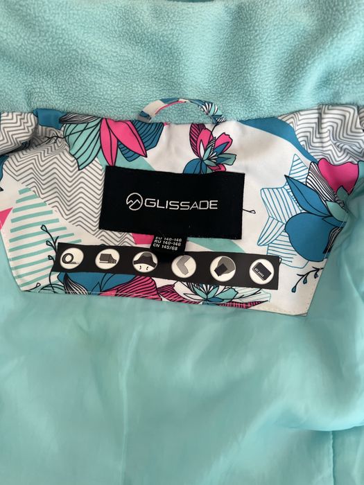 Продам куртку на девочку рост 140-146