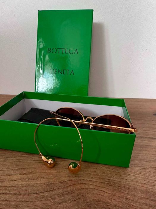 Ochelari de soare Bottega Veneta, ramă aurie, cu toc și cutie