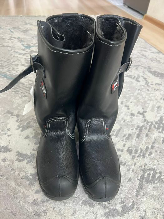 продается теплый зимный сапаги новый размер 42 срочно