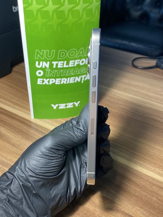 iPhone 16 Pro• 256 GB • Natural Titanium