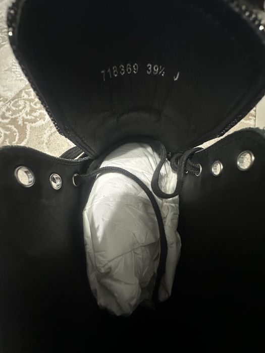 Vand Alexand McQueen Thread