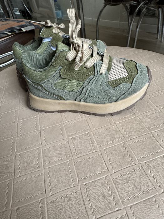 Продается детские кроссовки