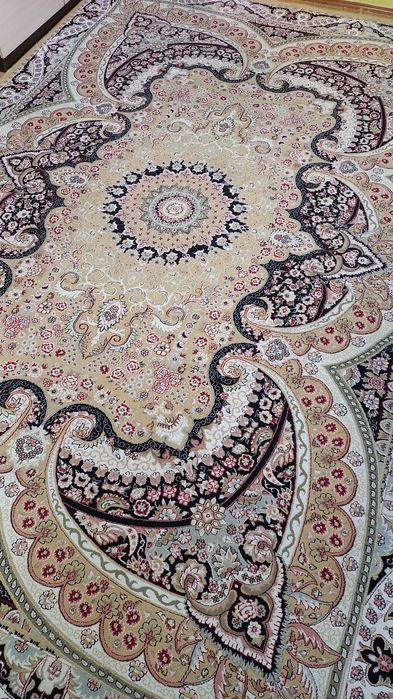 Продам в отличном состоянии ковёр 2.5 × 3 5