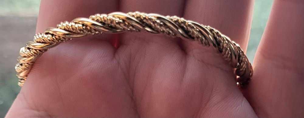 Твърда гривна с плетка и 18К златно покритие