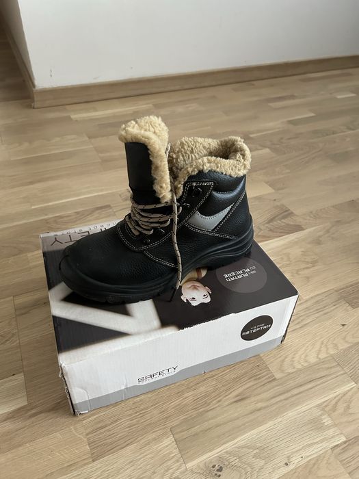 Vand pantofi de lucru