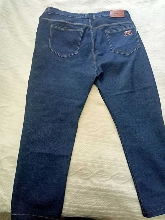 джинсы темно синие..