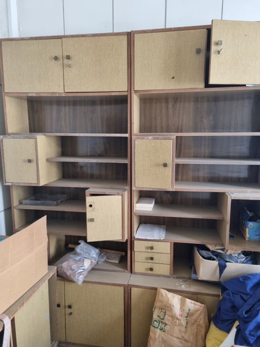 Продавам мебели-шкафове ,бюра,маси,дивани,фотьойли,табуретки и др.