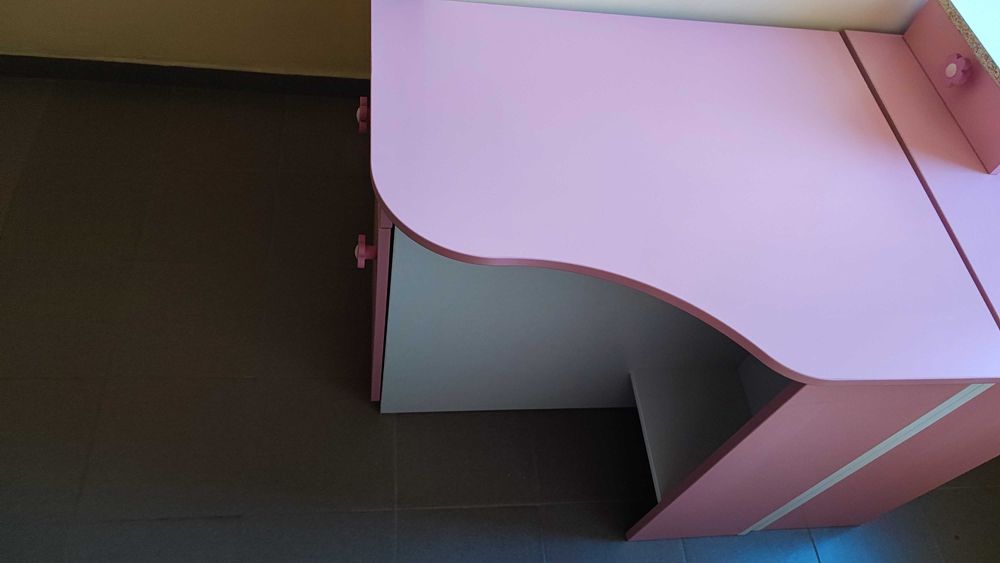 Бюро 50 лева или две огледални бюра за 100 лева