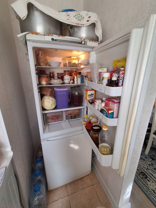 Холодильник (Indesit) в хорошем состоянии