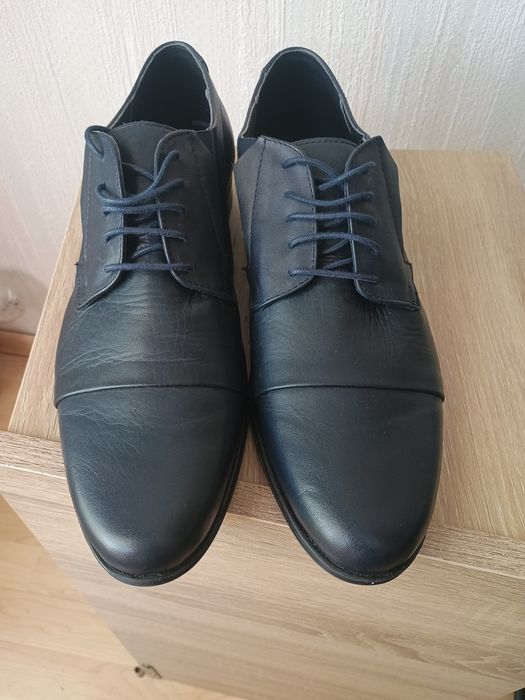 Нови кожени обувки за работа или официална среща