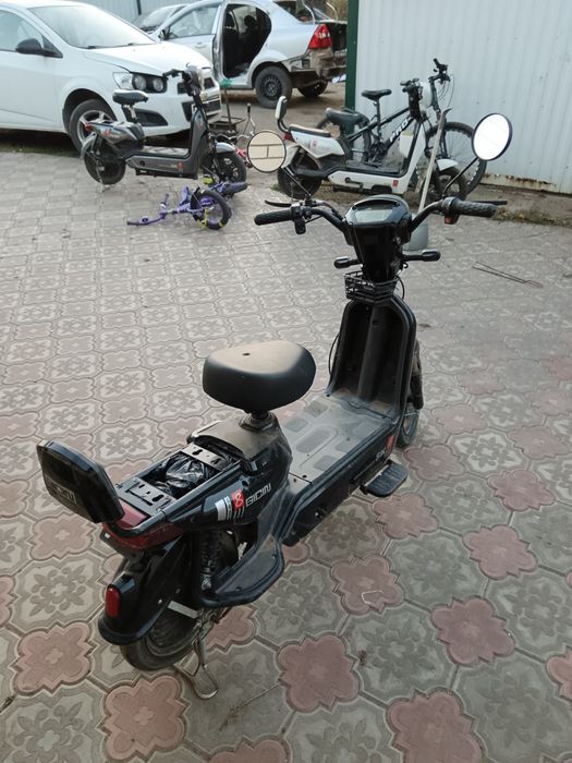 Продам скутер ск8