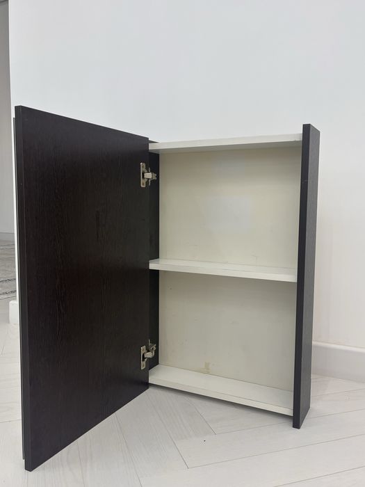 Подвесной деревянный шкафчик