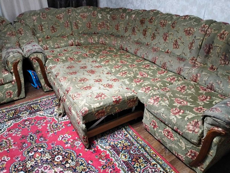 Диван угловой с креслом б/у