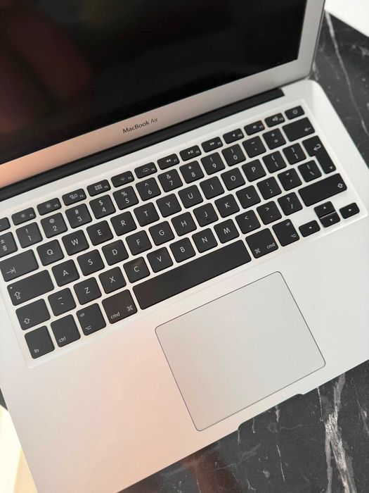 Vând MacBook Air 13