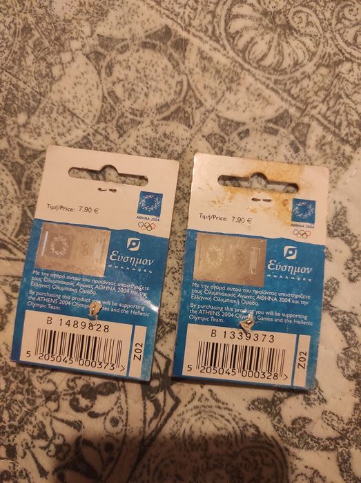 Две официални значки от олимпиадата в Атина 2004