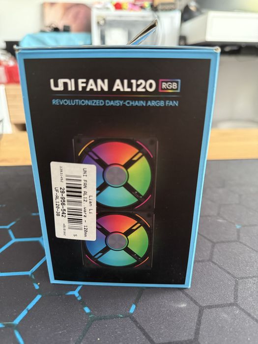 Set ventilatoare LianLi UniFan AL120 si controller(9 buc)
