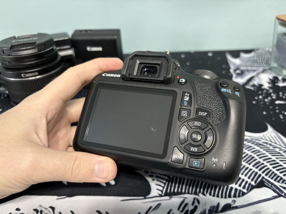 Зеркальный фотоаппарат Canon EOS 2000d