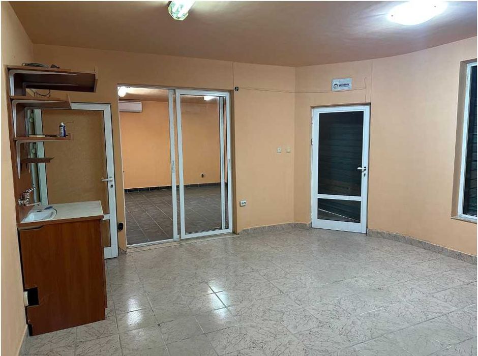 Магазин 140 м2, на гл. булевард, Северна Пр. Зона