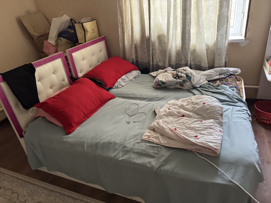 Қыздардың бөлмесіне кравать и шкафы