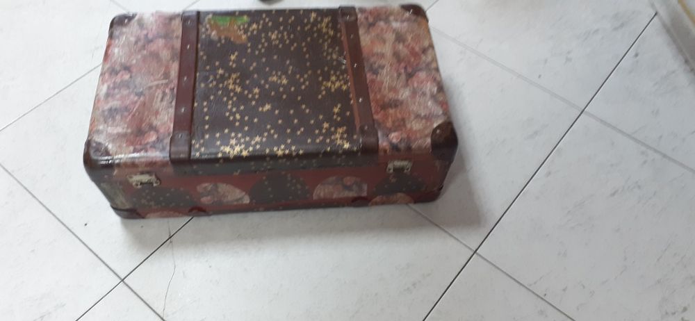 Ретро куфар,декориран с декупажна техникаа