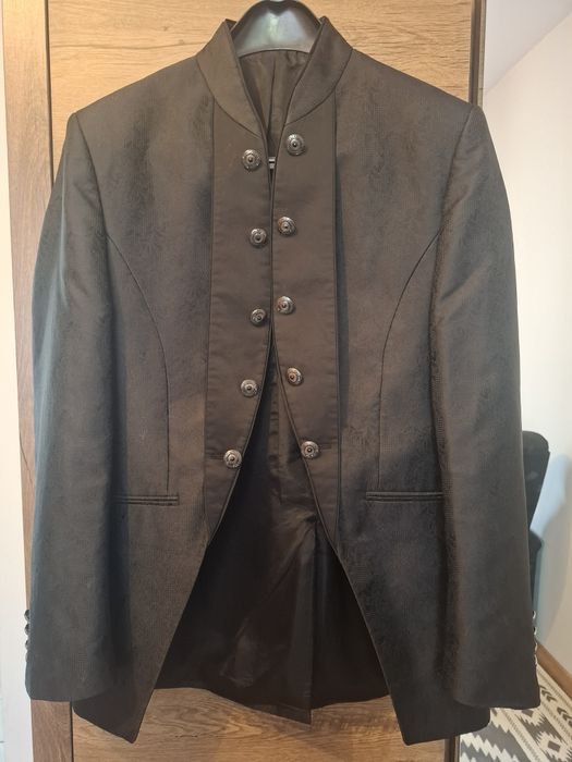 Sacou, vesta si cravata pentru evenimente elegante