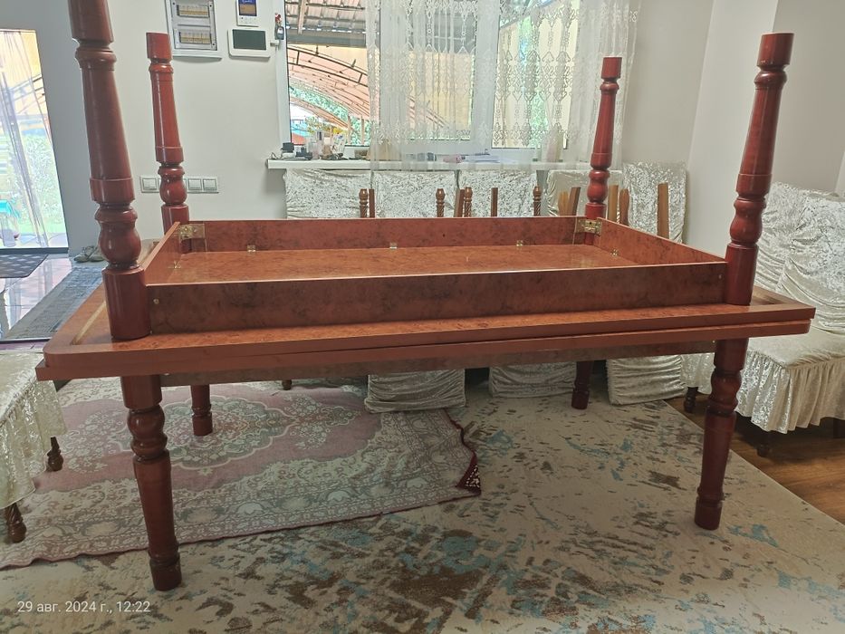 Қонақ бөлмеге стол +12 орындығымен  .