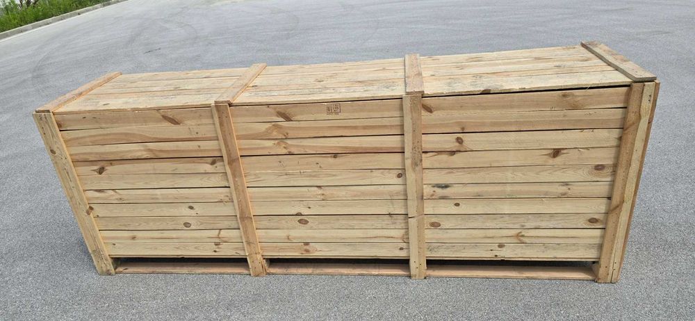 САНДЪК / ДЪРВЕНА КУТИЯ с капак от масивно дърво върху палет