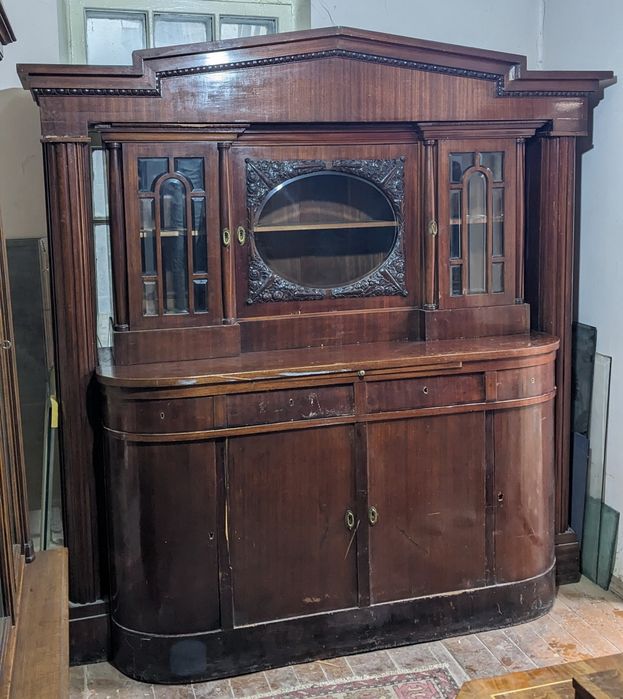 Румынский дубовый  книжный шкаф - витрина после реставрации.