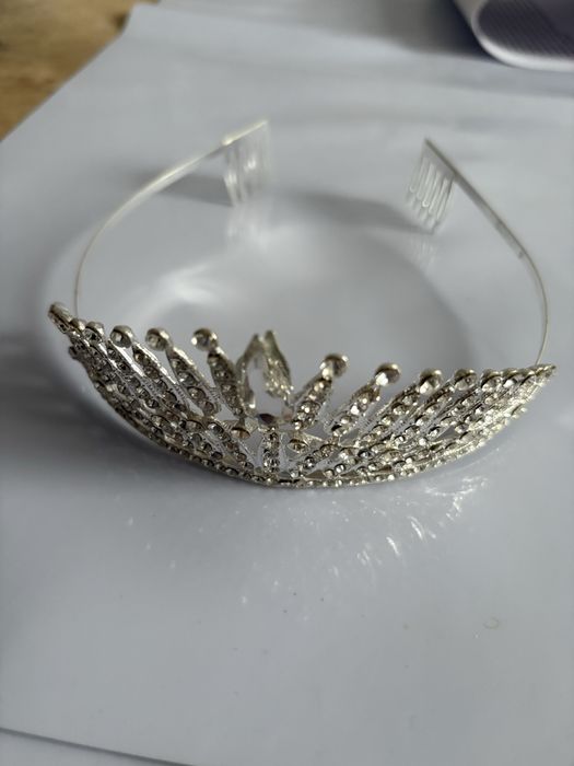 Корона, кішкентай қыздарға әдемі,дым киілмеген новый