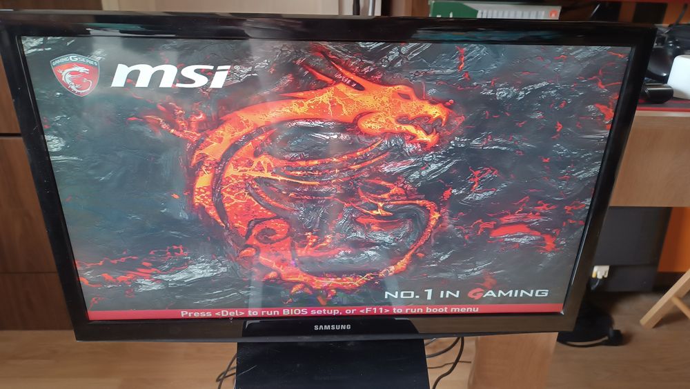 Televizor Led Samsung 24 inch cu telecomanda originala suport perete