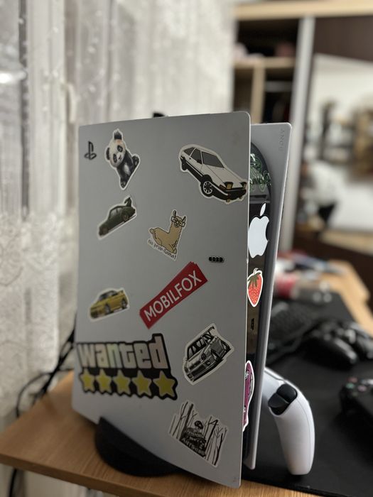 PS5+2 controlere cu husa pentru protectie si jocul god of war ragnarok