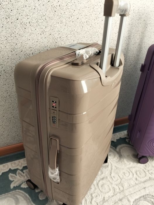 Продам новые чемоданы