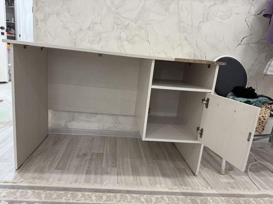 Письменный стол. В хорошем состояний