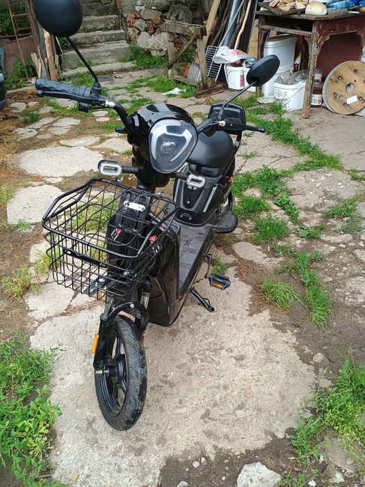 Scuter electric cu pedale