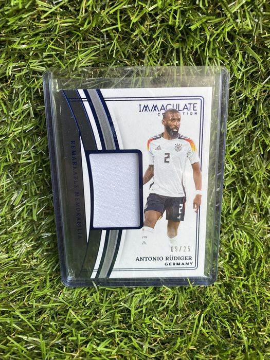 Колекционерски футболни карти с автографи и тениски