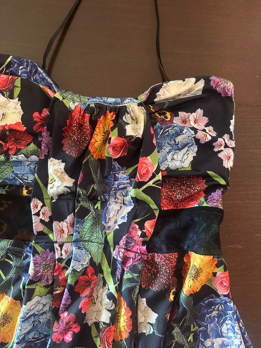 Дамска черна рокля на цветя