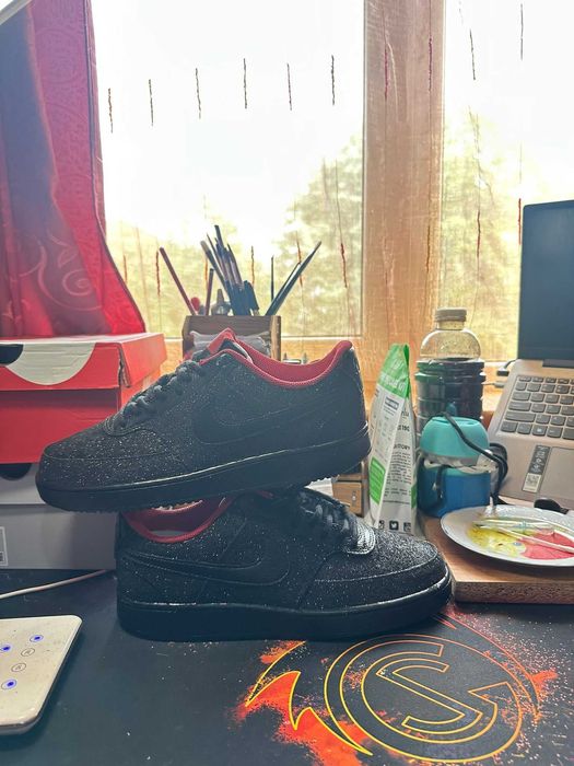 Nike personalizați – sclipici negru + talpă roșie