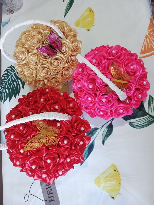 Цветы из атласных розы