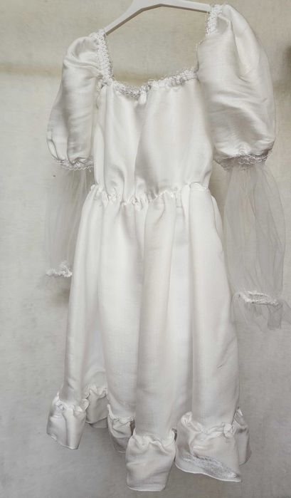 Платье белого цвета для девочки