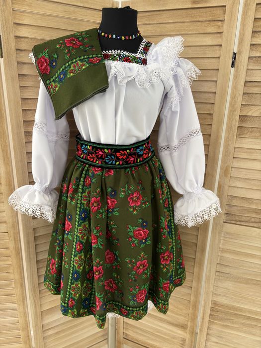 Costum popular pentru doamne și domnișoare de Maramureș complet