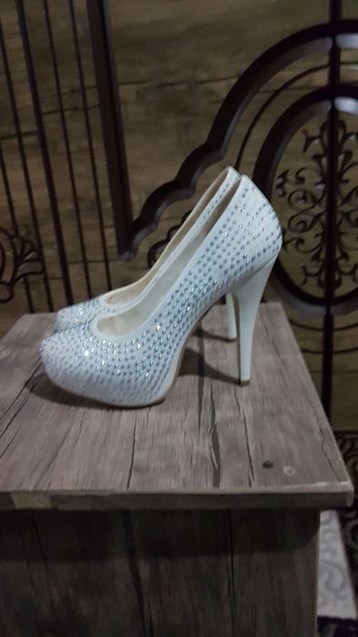 Ayollar tuflisi sotiladi