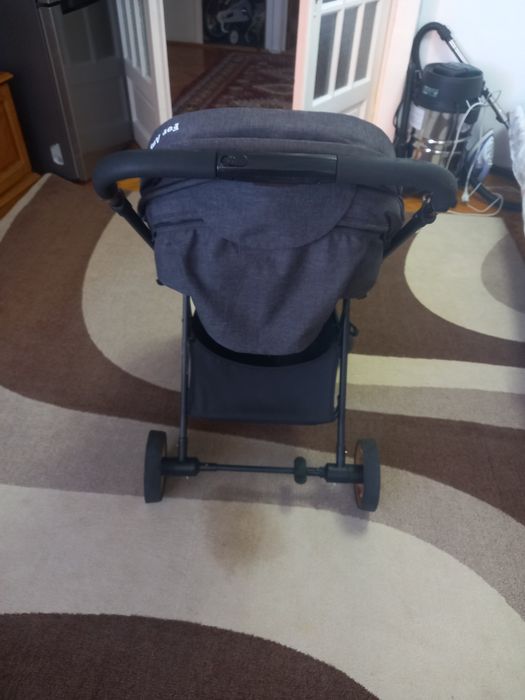 Vând cărucior pentru copii