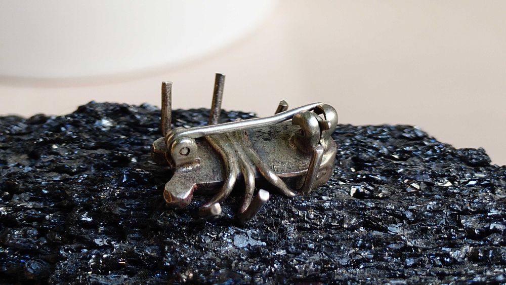 Brosa veche Navajo  cu reprezentarea unui licurici. Argint si turcoaz