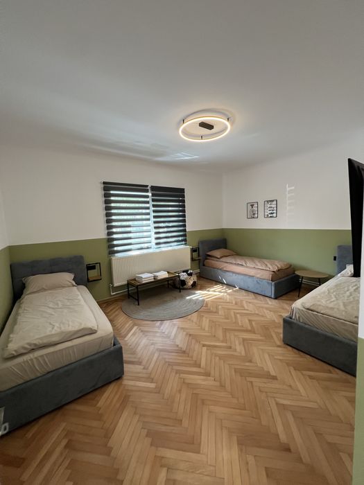 Inchiriere apartament  5 paturi + curte si terasa, grup