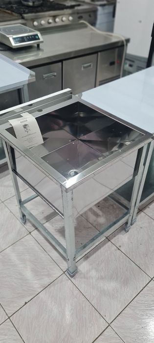 Производственная мойка, столы.