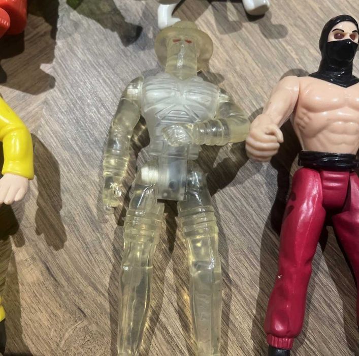 Продавам различни видове редки фигурки(играчки).