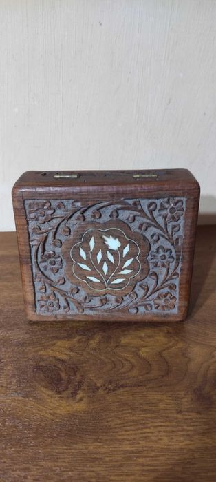 Cutie decorativă de lemn sculptată