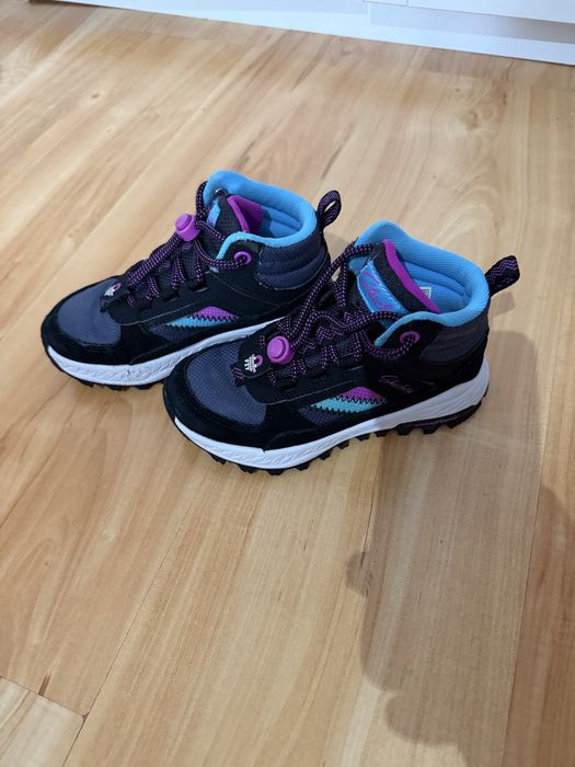 Ghetute Skechers fetite