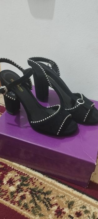 Продам туфли на высоких каблуках.